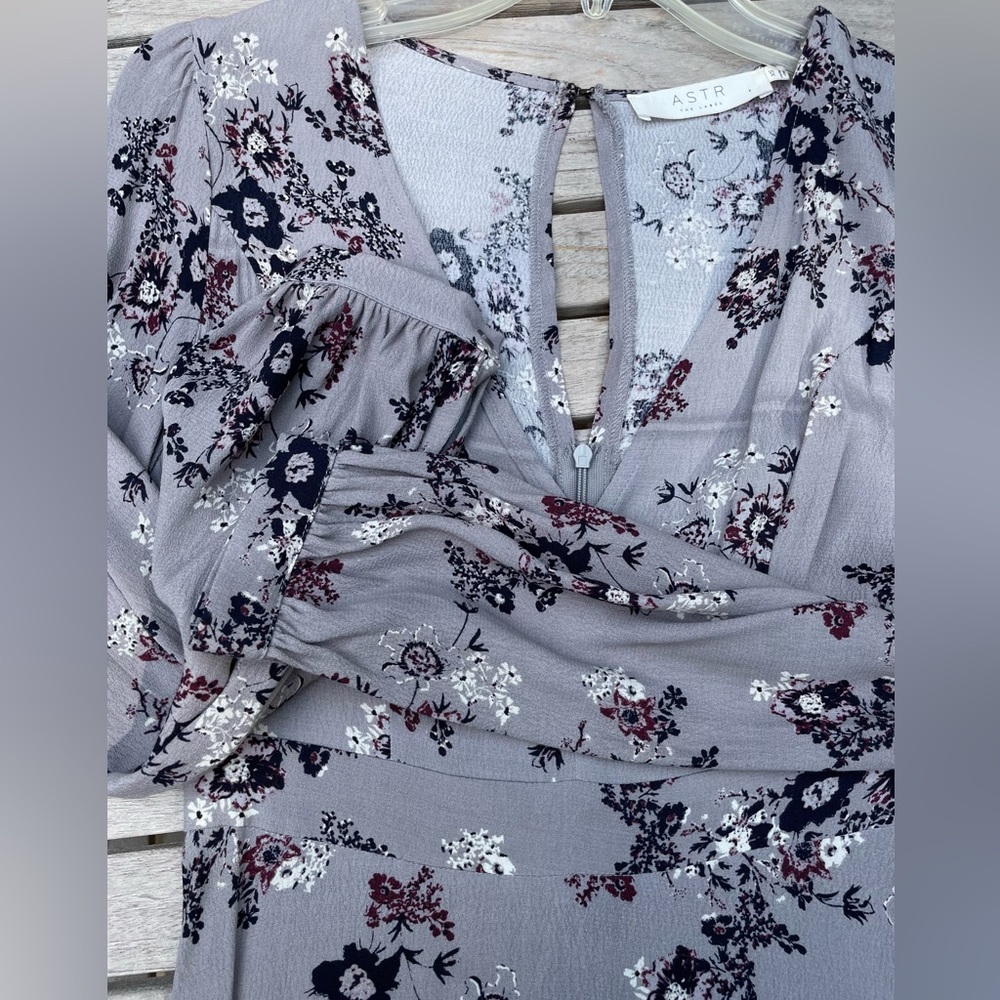 ASTR- Charming & flirty floral dress, accentuates bust perfectly.